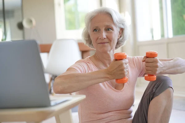 Starší Žena Dělá Fitness Cvičení Virtuální Třídou — Stock fotografie