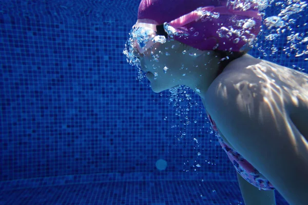 Jovem Nadando Debaixo Água Piscina Azul — Fotografia de Stock
