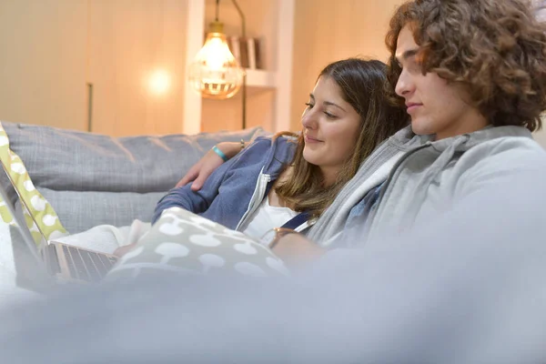 Junges Paar Von Studenten Hause Schaut Film Auf Laptop — Stockfoto