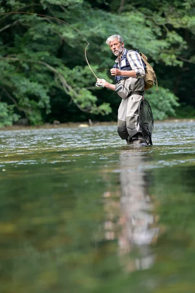 Muž Létat Rybaření Létě Krásné Řece Čistou Vodou — Stock fotografie