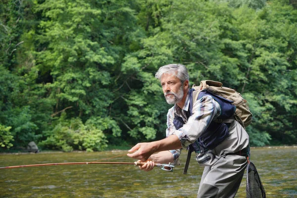 Uomo Pesca Mosca Estate Bellissimo Fiume Con Acqua Limpida — Foto Stock