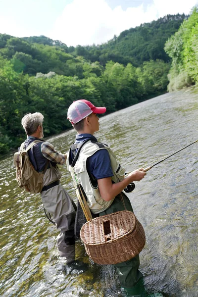 Père Son Fils Pêchent Mouche Été Sur Une Belle Rivière — Photo