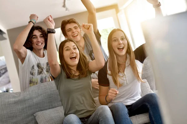 Grupo Amigos Animándose Viendo Partido Televisión —  Fotos de Stock