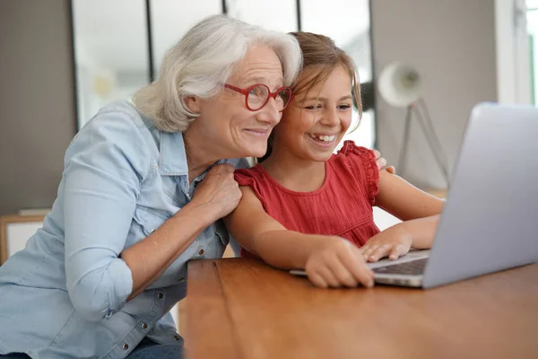 Abuela Con Niña Usando Ordenador Portátil Casa — Foto de Stock