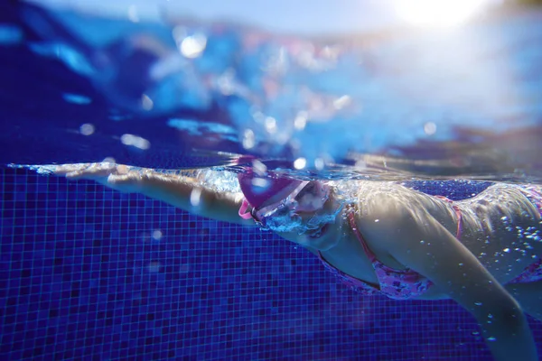 Junges Mädchen Schwimmt Unter Wasser Blauem Pool — Stockfoto