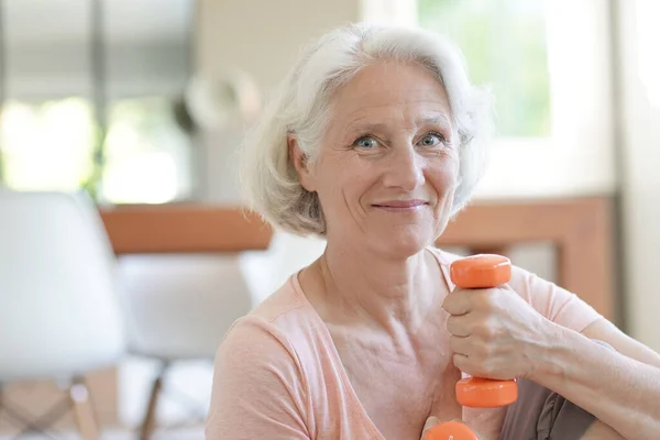 Retrato Mujer Mayor Con Pesas Levantadoras Pelo Blanco Ejercicios Acondicionamiento —  Fotos de Stock