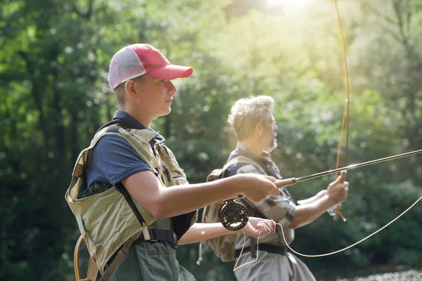 Een Vader Zijn Zoon Vliegen Zomer Vissen Een Prachtige Forel — Stockfoto