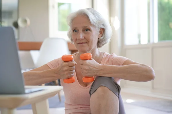 Starší Žena Dělá Fitness Cvičení Virtuální Třídou Držení Činky — Stock fotografie