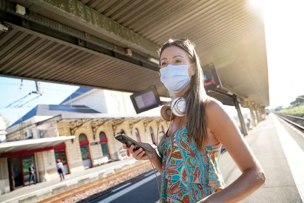 Νεαρή Γυναίκα Περιμένει Τρένο Στη Σιδηροδρομική Πλατφόρμα Φορώντας Μάσκα Προσώπου — Φωτογραφία Αρχείου