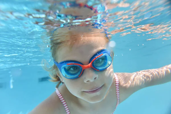 Porträt Eines Süßen Mädchens Mit Brille Das Unter Poolwasser Schwimmt — Stockfoto