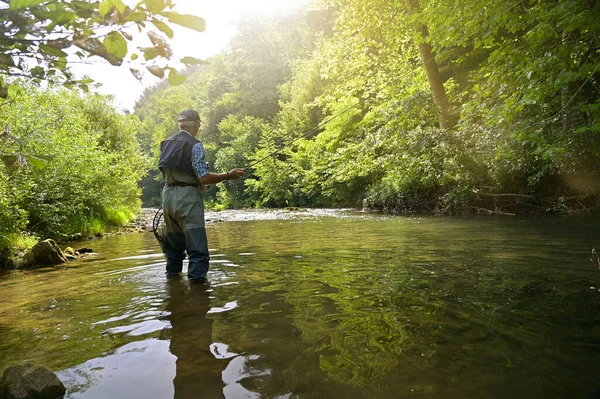 Pescatore Mosca Estate Pesca Fiume Montagna Con Trampolieri Cappello — Foto Stock