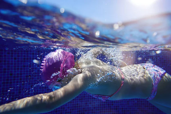 Jeune Fille Nageant Sous Eau Dans Piscine Bleue — Photo