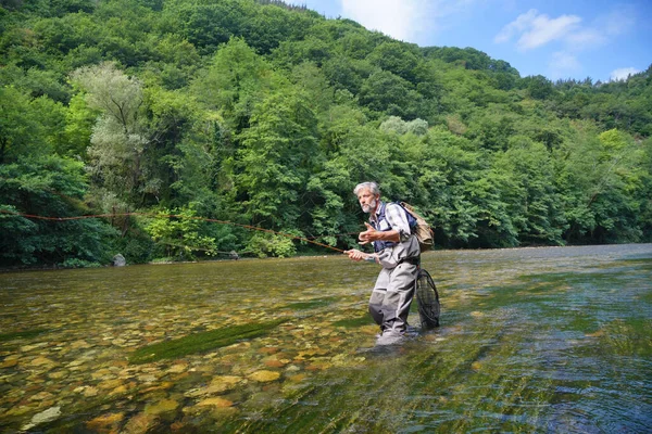 Чоловік Літає Риболовлю Влітку Красивій Річці Чистою Водою — стокове фото