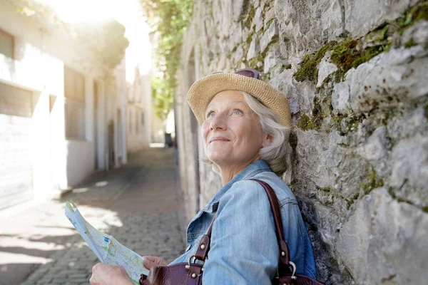 Retrato Mujer Mayor Con Sombrero Visitando Ciudad Turística Leyendo Mapa —  Fotos de Stock