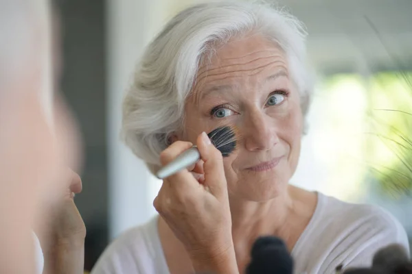 Retrato Mulher Idosa Cuidando Sua Pele Olhando Para Espelho — Fotografia de Stock