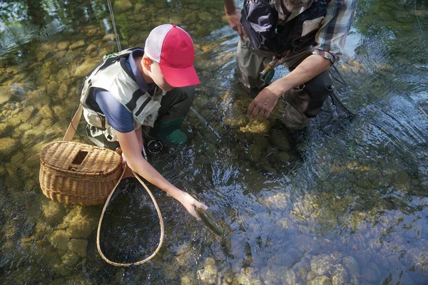 Padre Hijo Pesca Con Mosca Coger Una Hermosa Trucha Arco — Foto de Stock