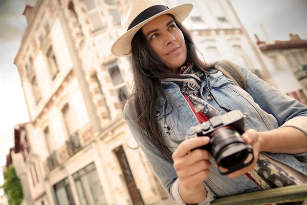 Mujer Usando Sombrero Tomando Fotos Ciudad Europea Durante Las Vacaciones —  Fotos de Stock