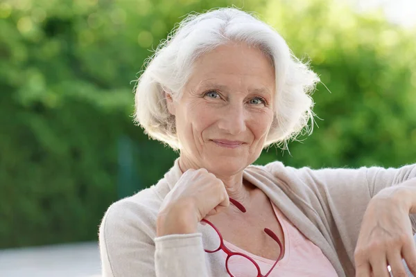 Portret Van Oudere Vrouw Ontspannen Fauteuil Buiten — Stockfoto