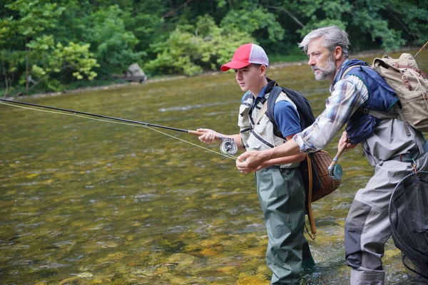 Père Son Fils Pêchent Mouche Été Sur Une Belle Rivière — Photo