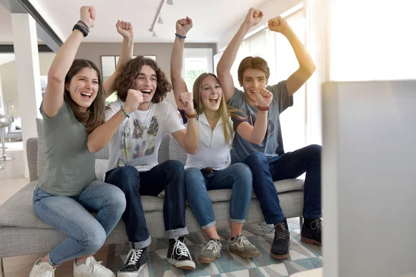 Gruppe Von Freunden Jubelt Als Sie Das Spiel Fernsehen Anschaut — Stockfoto