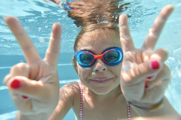 Porträt Eines Süßen Mädchens Mit Brille Das Unter Poolwasser Schwimmt — Stockfoto