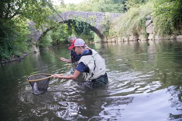 Pai Seu Filho Voar Pesca Pegar Uma Bela Truta Arco — Fotografia de Stock