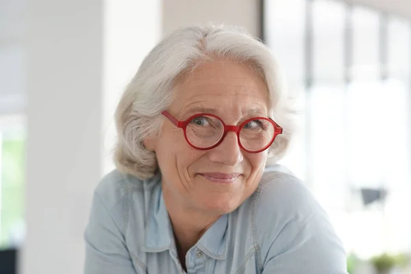 Χαμογελαστή Ηλικιωμένη Γυναίκα Κόκκινα Γυαλιά — Φωτογραφία Αρχείου