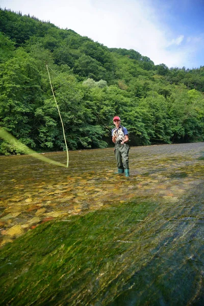 Νεαρό Αγόρι Πετούν Ψάρεμα Καλοκαίρι Ένα Όμορφο Ποτάμι Καθαρά Νερά — Φωτογραφία Αρχείου