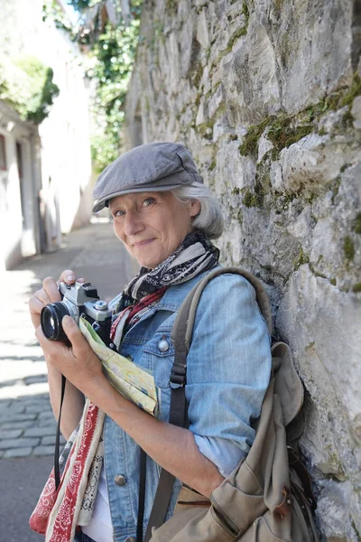 Πορτρέτο Της Ηλικιωμένης Γυναίκας Ένα Ταξίδι Στην Τουριστική Περιοχή — Φωτογραφία Αρχείου