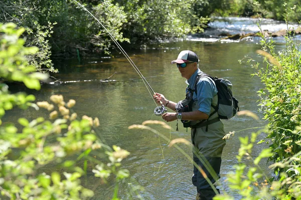 Pescatore Mosca Estate Pesca Fiume Montagna Con Trampolieri Cappello — Foto Stock