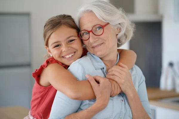 Porträt Einer Lächelnden Großmutter Mit Enkelkind — Stockfoto