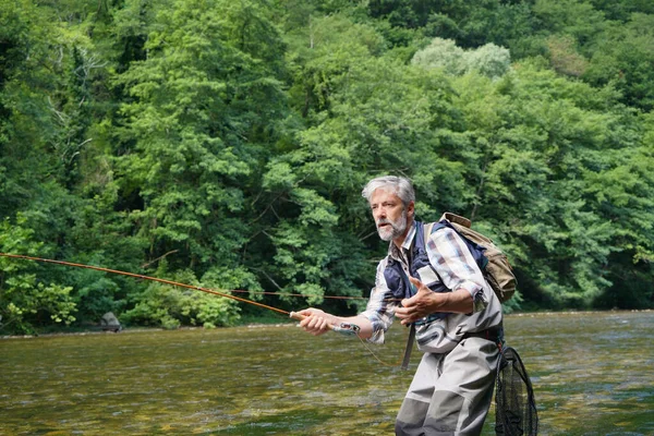 Uomo Pesca Mosca Estate Bellissimo Fiume Con Acqua Limpida — Foto Stock