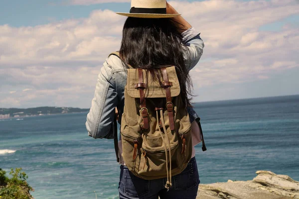 Woman Hat Walking Ocean Coast Admiring Scenery — Stock Photo, Image