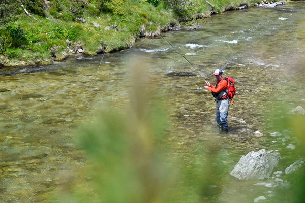 Fliegenfischer Forellenfischen Mit Wanderrucksack Und Orangefarbener Jacke Hochgebirge Sommer — Stockfoto