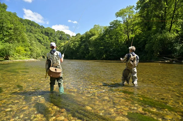 Père Son Fils Pêchent Mouche Été Sur Une Belle Rivière — Photo