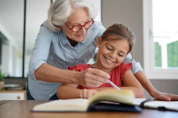 Grand Mère Aider Petit Enfant Avec Les Devoirs — Photo