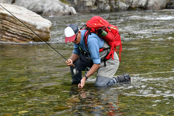 Fliegenfischer Forellenfischen Mit Wanderrucksack Und Blauem Hemd Hochgebirge Sommer — Stockfoto