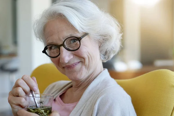 Portret Van Een Oudere Vrouw Die Kruidenthee Drinkt — Stockfoto