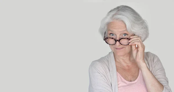 Retrato Mulher Idosa Com Óculos Vermelhos Isolado — Fotografia de Stock