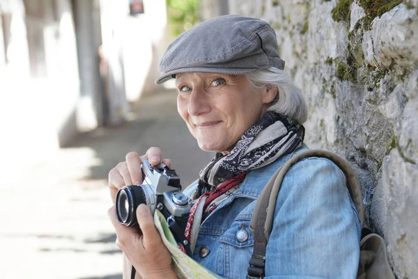 Turistik Bölgede Seyahat Eden Yaşlı Bir Kadının Portresi — Stok fotoğraf