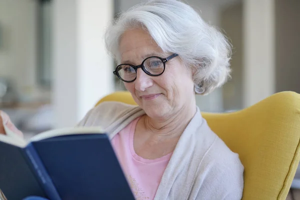 Старша Жінка Розслабляється Кріслі Читає Книгу — стокове фото