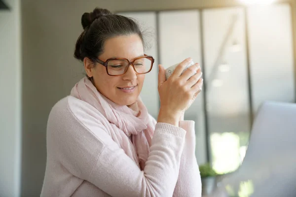 Smiling Woman Dark Hair Drinking Hot Tea While Connected Laptop — Stock Photo, Image