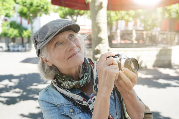 Porträtt Äldre Kvinna Resa Turistiska Området Bild Med Vintage Kamera — Stockfoto