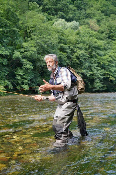 Homem Voar Pesca Verão Belo Rio Com Água Limpa — Fotografia de Stock