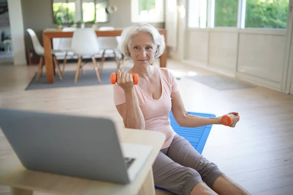 Senior Žena Dělá Fitness Cvičení Doma Prostřednictvím Virtuální Třídy — Stock fotografie