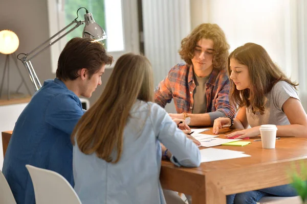 Jovens Estudantes Reunidos Mesa Para Trabalhar Projeto — Fotografia de Stock