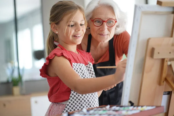 Junges Mädchen Mit Großmutter Auf Leinwand Gemalt — Stockfoto