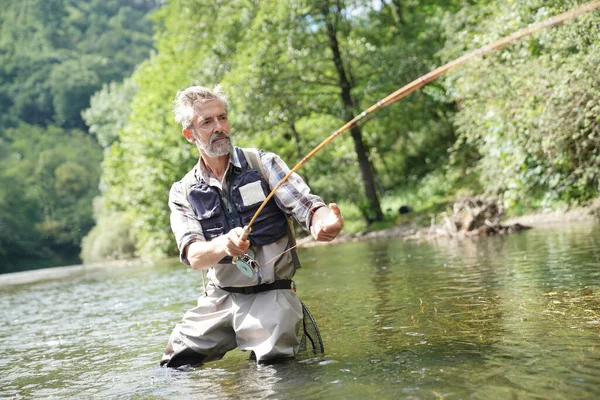 Homem Voar Pesca Verão Belo Rio Com Água Limpa — Fotografia de Stock