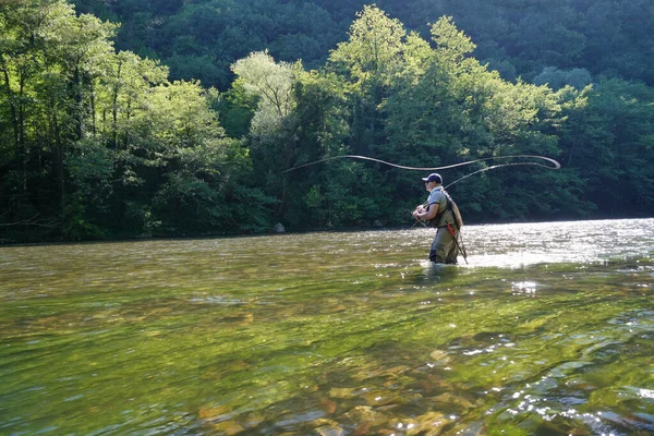 Pescatore Trote Mosca Grande Fiume — Foto Stock