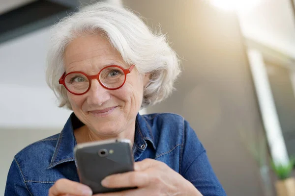 Портрет Пожилой Женщины Помощью Смартфона — стоковое фото